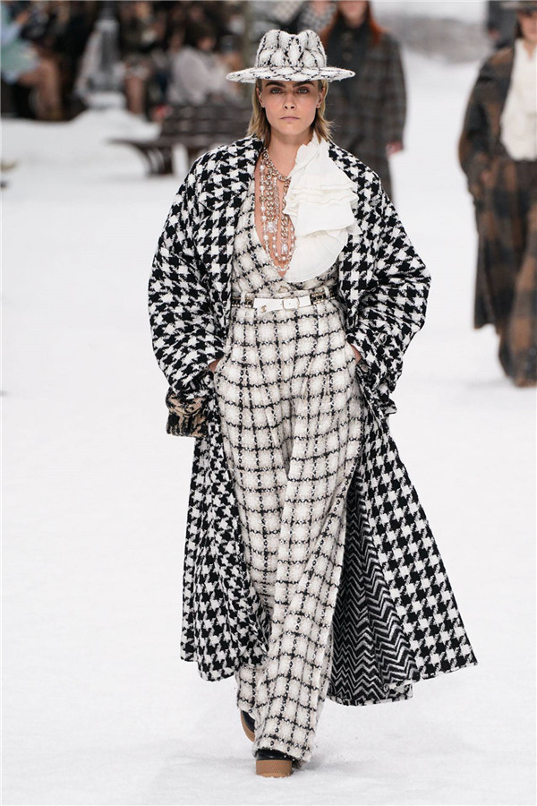 老佛爺最后一季Chanel：新年伊始，為我們下了一場雪